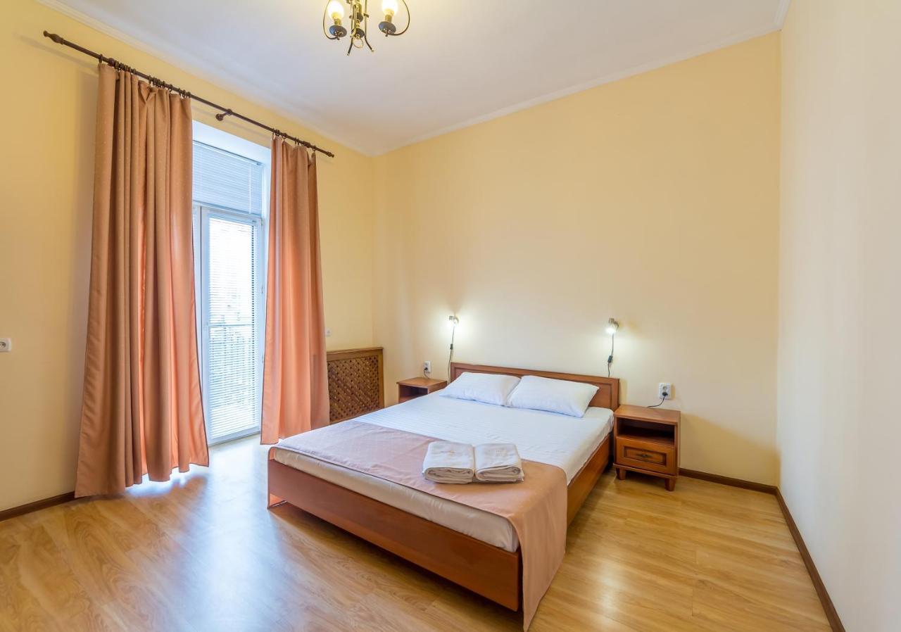 In The Center On Shota Rustaveli Apartment *